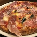 ピッツェリア ダ ジョルジオ - トマトベースにモッチァレラチーズ・生ハムなどがのったピザ