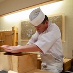 寿しの吉乃 - 鰹節削り中