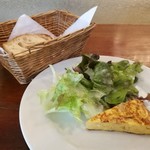 Restaurant Mitsuyama - ふっくらボリュームある野菜入りオムレツ、フルーティで甘酸っぱいドレッシングのサラダ、香ばしいバゲット