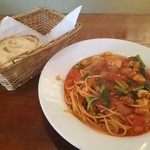 Restaurant Mitsuyama - 具もソースもたっぷりで熱々！魚と大根菜のトマトソースパスタ、バゲット