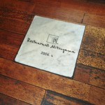 Restaurant Mitsuyama - お店入口の床には、オープンされた年月とお店のロゴ入りの記念タイルが