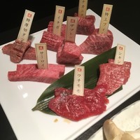 焼肉専科 肉の切り方 日本橋本店 - 切り方自信の八種盛り