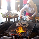 海女小屋はちまんかまど - 海女さんが朝にとってきた海産物を目の前でやいてくれます。