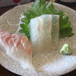 海女小屋はちまんかまど - さしみも付きます。