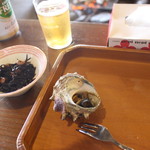 海女小屋はちまんかまど - テーブルの上にお盆がおかれ、