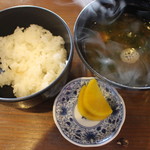 海女小屋はちまんかまど - 御飯と味噌汁がつきます。