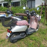 海女小屋はちまんかまど - 海女さんののっている原付バイク。キーが差しっぱなし。