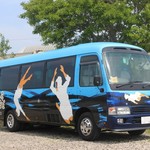 海女小屋はちまんかまど - 海女さんが描かれたバス！　これは強烈！