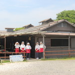 海女小屋はちまんかまど - お客さんを笑顔でお出迎え