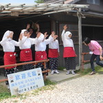 海女小屋はちまんかまど - お客さんを笑顔でお見送り