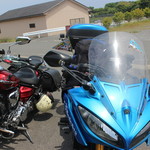 海女小屋はちまんかまど - 駐車場は砂利ですけど、砂利でない駐車場が小さなスペースですがあります。