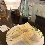 待合室２ - 玉子サンド（５３０円）とコカコーラ（４５０円）