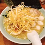 横濱とんこつ TUKASA - ラーメン ネギ うずらトッピング