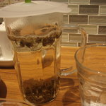 粥餐庁 - hotジャスミン茶　茶葉にお湯を入れて蓋されて登場