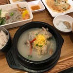 韓美膳 - ランチのサムゲタン。柔らかく煮込んだ鶏肉の美味しさが、スープに溶け出しています。