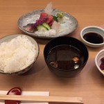 Nihon Ryouri Taguchi - 刺身と赤出汁、ご飯（刺身定食）