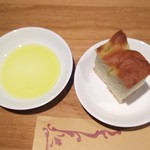 アンティカ トラットリア イナバ - 自家製のパン (フォカッチャ)