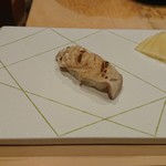 鮨 竜介 - 炙りホッキ