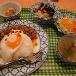 チャオタイ - 豚ミンチのバジルリーフ炒めと目玉焼き付ご飯