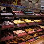 MOGMOG　Ｄoughnut　Ｆactory - ドーナツの種類はいっぱい　カラフルでかわいい