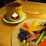 イタリア料理 トト - バーニャカウダ：野菜をﾆﾝﾆｸとｱﾝﾁｮﾋﾞが利いた熱々のオリーブオイルで頂くサラダです。