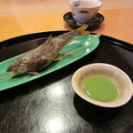 懐石料理 はし本 - 焼き物：和歌山の熊野川の子持ち鮎の塩焼き　＆　自家製の蓼酢