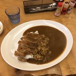 Oosaka Madorasu - ランチカレーにトンカツトッピング、サラダとドリンクついて@1150。ドリンクはドリンクメニューから選択できます。