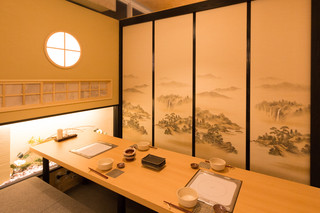 Motsu Nabe To Goma Sabaga Jiman No Izakaya Shiro Ya - 掘り炬燵席でゆったりをおくつろぎいただける大小個室