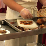 北京全聚德 - 北京全聚德三元桥店(北京ダックをカットしているところ)