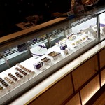 フィリップ・コンティチーニ - ショコラ・マカロン・ケーキなどが並んでいます！