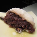 銀座甘楽 - 豆大福断面。中の粒あんは甘さ抑え目でGood！