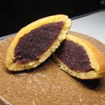 銀座甘楽 - 銀六餅断面。モチモチした皮にこれでもかっ！って粒あんが入っています。