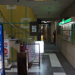 おでんと肴 さかもと - お店はこのビルの奥