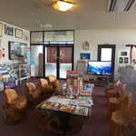 十勝岳温泉 湯元 凌雲閣 - 素朴な風合いのロビー。天然木を削りだした椅子に座り、登山客が情報交換する姿が目に浮かびます