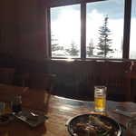 十勝岳温泉 湯元 凌雲閣 - 夕食時間の食堂。突如として真昼のような日差しが射しこんできた！ さっきまで吹雪みたいだったのに