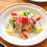 十勝岳温泉 湯元 凌雲閣 - 甘エビ・サーモン・貝柱が入る。ドレッシングでさっぱりと