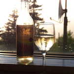 十勝岳温泉 湯元 凌雲閣 - ふらのワイン（ハーフボトル￥1500）。グラスには、逆さになった針葉樹林