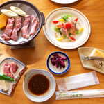 Tokachi Dake Onsen Yumoto Ryou Unkaku - 温泉を堪能したら、夕食タイム。かみふらのポークの陶板焼、カルパッチョ風サラダ