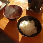 十勝岳温泉 湯元 凌雲閣 - ごはんと、コーン・マカロニ入りコンソメスープ。強烈な西日に照らされて