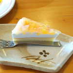 十勝岳温泉 湯元 凌雲閣 - 酸味を効かせた、りんごのケーキ。さっぱりとシメられる(^-^)