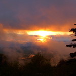 十勝岳温泉 湯元 凌雲閣 - 先ほどまで降っていた雪と温度差により、地表からもやが立ち上る。そこに赤い陽光がクロスし、まるで山火事のよう！