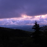 十勝岳温泉 湯元 凌雲閣 - マジックアワーを迎え、ラベンダー色の光に染まる富良野盆地