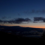 十勝岳温泉 湯元 凌雲閣 - 20時、最後の残照。西の空には宵の明星、富良野盆地に点々と灯りがつく