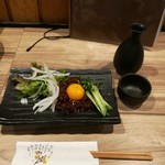 おもて家 - 馬肉ユッケと八海山