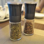 中國菜 浜正 - 青山椒と花山椒のミル引きを別にだして下さって。辛さというか痺れの調整。