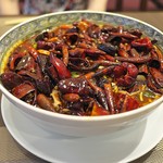 中國菜 浜正 - 和牛薄切りの四川辛み煮込み。豆もやしと干し豆腐たっぷり。なにより鷹の爪はどっさり。