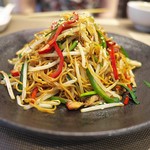 中國菜 浜正 - 香港風焼きそば。細麺でありアルデンテ。ちょっと甘めのソース。もやしの歯ごたえ、ニラの香り。ああ、おいしいなぁ。