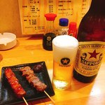 大衆酒場 あさひ - 赤星(450円)とタン塩、レバタレ(各130円)