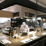 ご馳走たか波 - ゆったりとしたカウンター