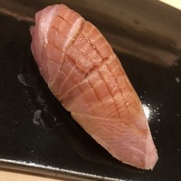 鮨きむら - 天上鰤、北海道産、軽くスモークされた燻香が酒に合う。今夜のナンバーワン